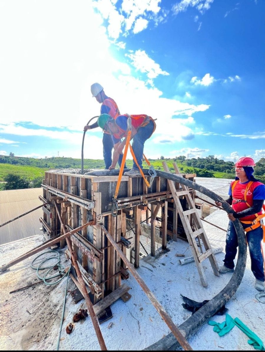 Equipe em concretagem de uma base elevada