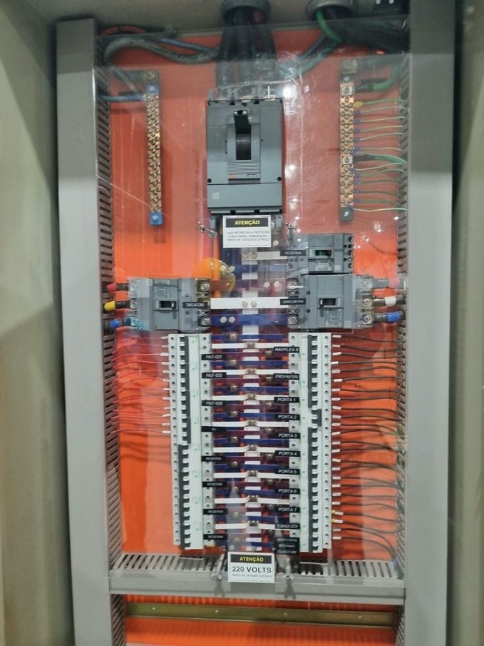 Quadro de distribuição elétrica montado