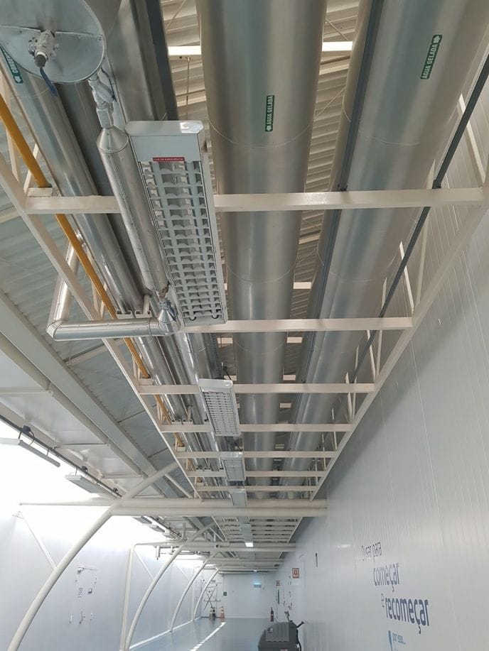 Corredor técnico com tubulações isoladas e leitos de cabos